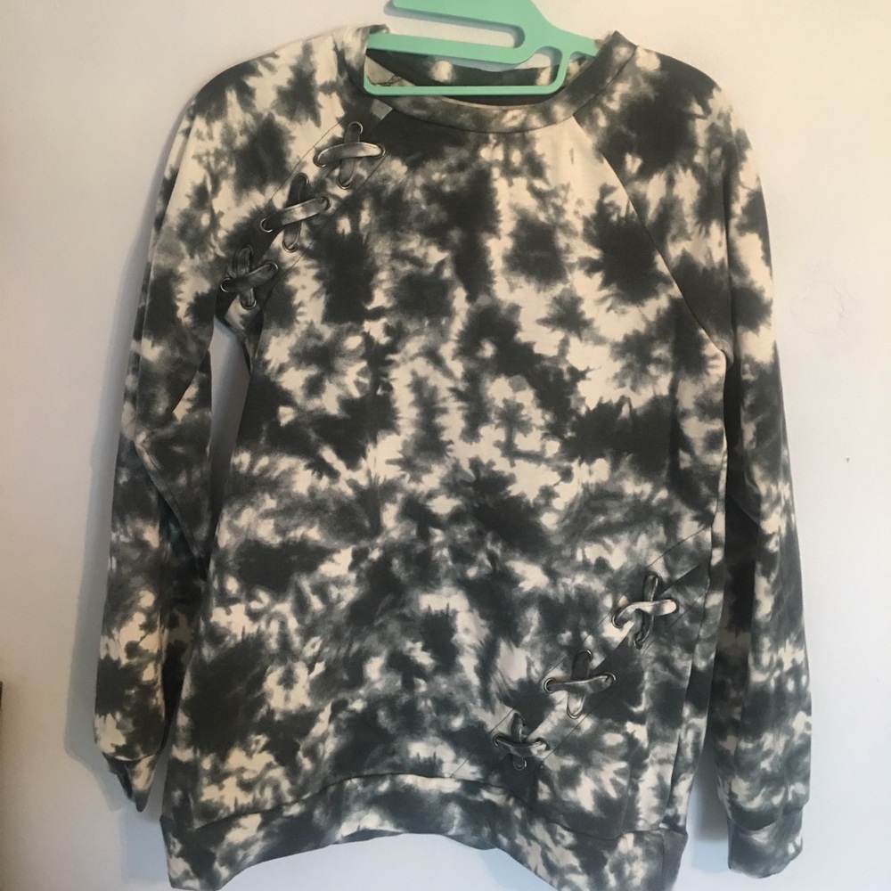 Black and white sweatshirt